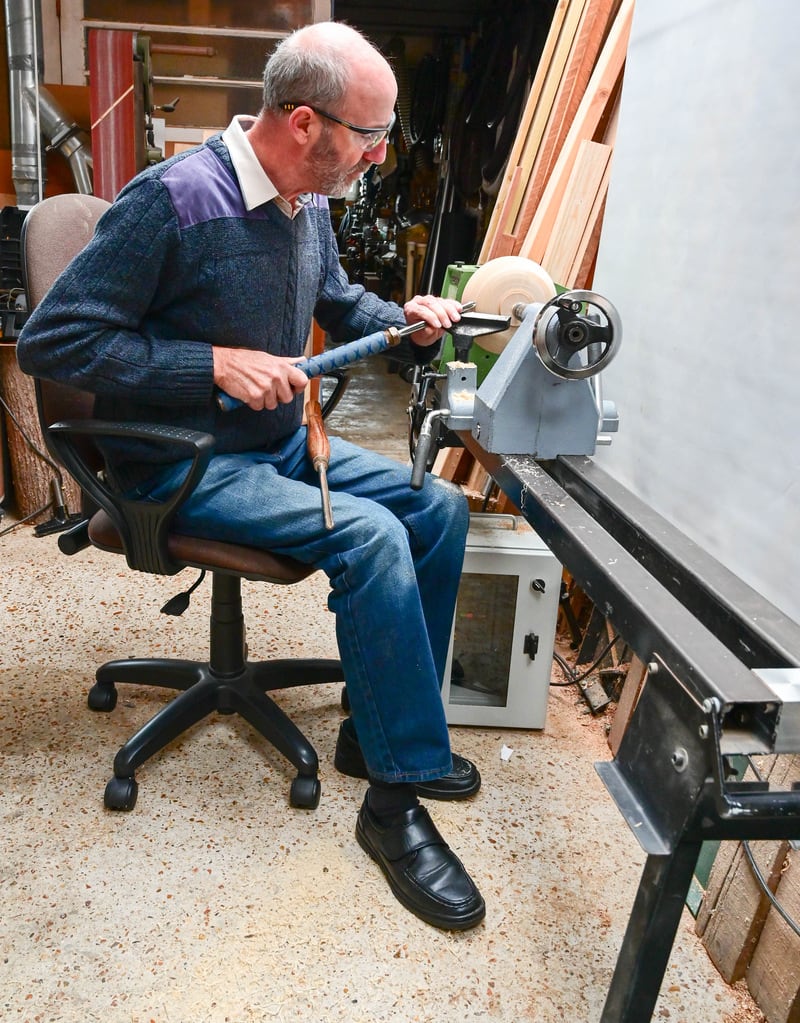 Using a seat with wheels enables you to push with your legs to achieve a more flowing cut