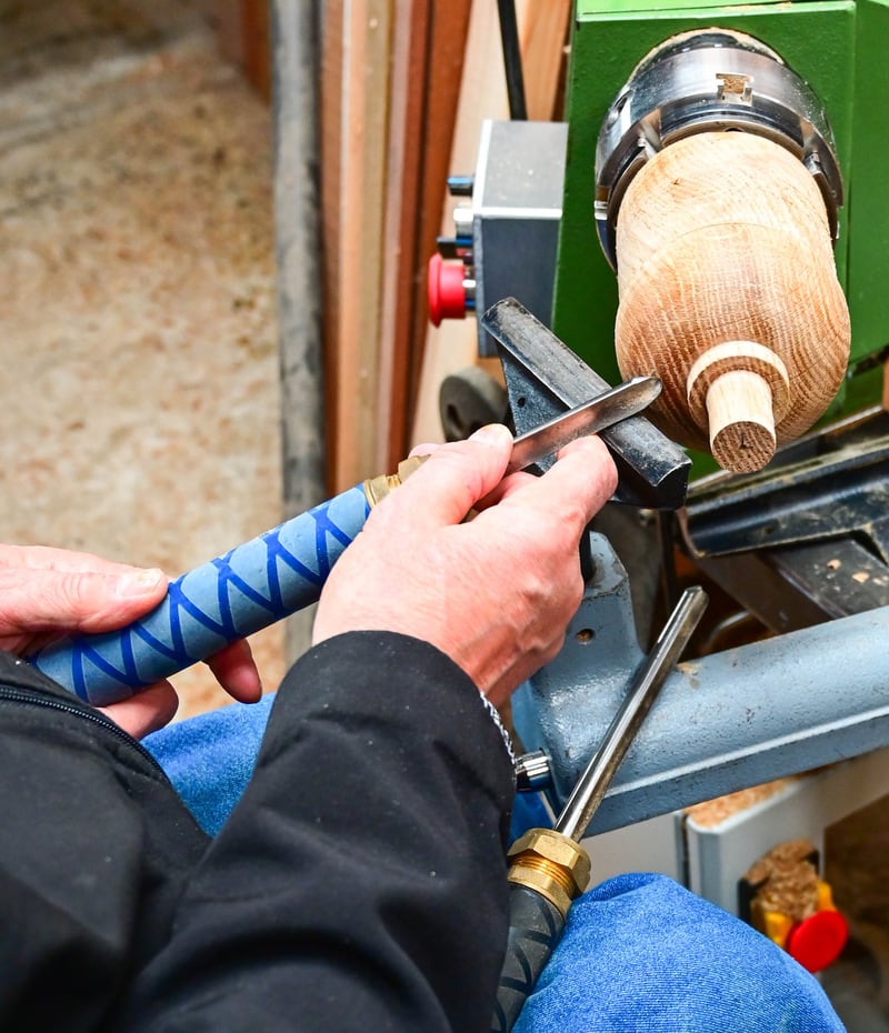 To enable me to pass tools in front of my body when necessary, I use adjustable handles which can be shortened