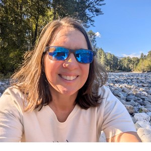 Laura J Barnas