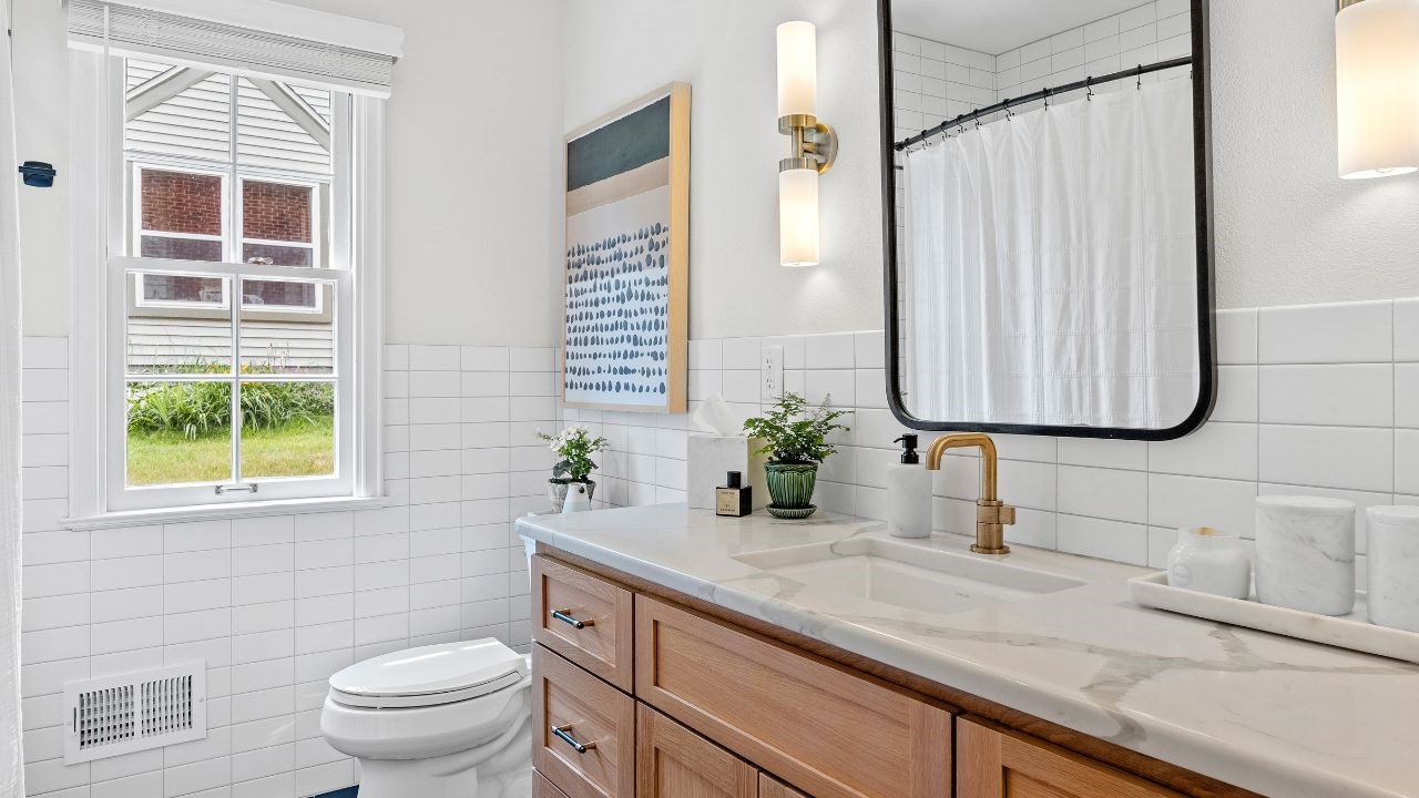 Naturally Inviting Mid-Century Modern Bathroom