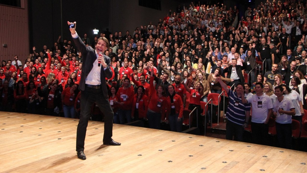 Fabio interacting with a 2000 audience super selfie